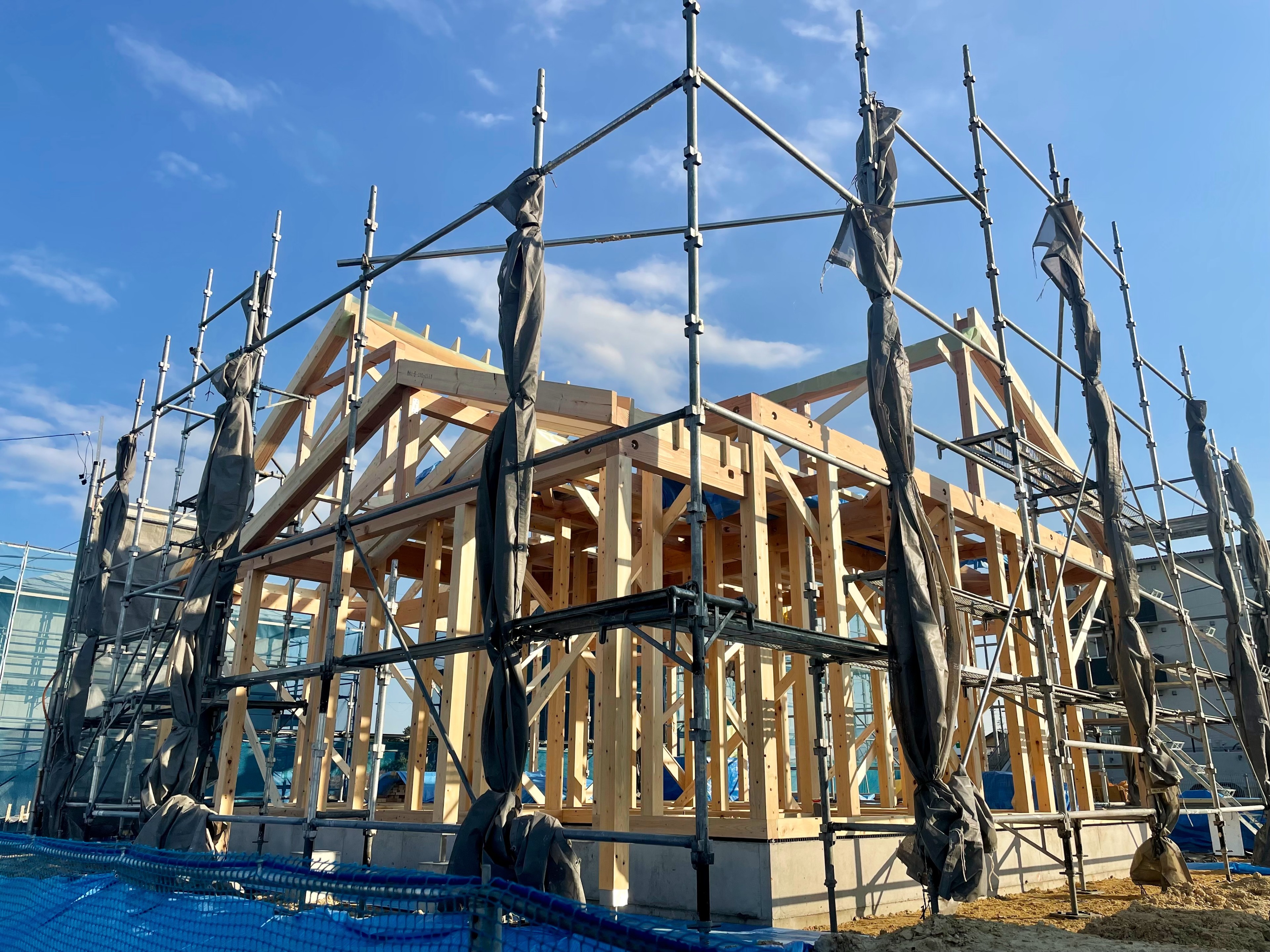 骨組みが立ち上がった建築中の現場
