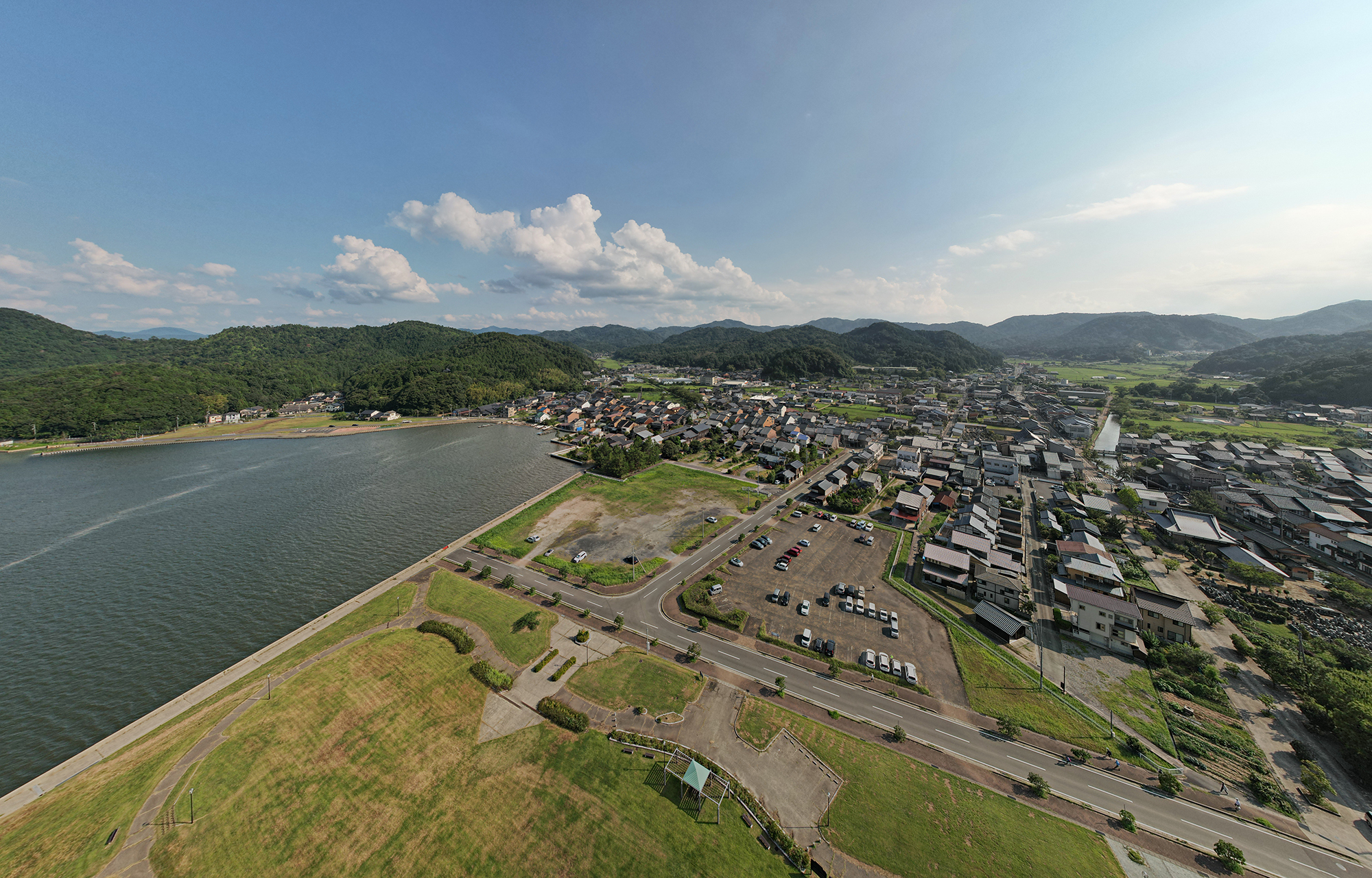 現場まわりの風景。山並みと海、街並み