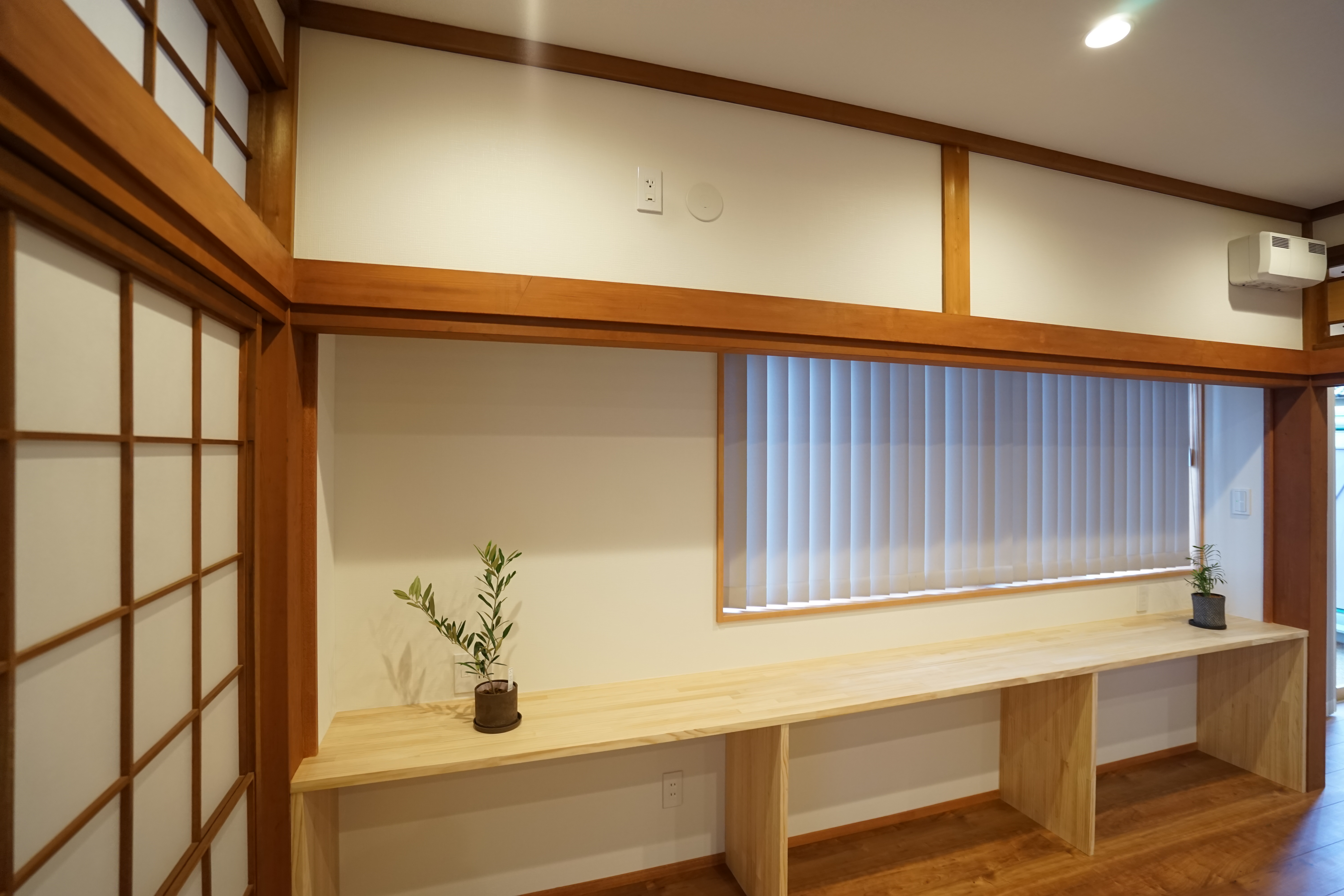 無垢杉材の質感が楽しめる室内